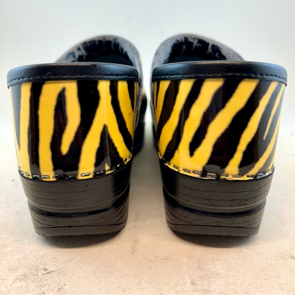 Dansko Yellow Black Zebra Tiger Striped Professional Stapled Clogs 36 5.5 6 FLAW - Picture 9 of 13